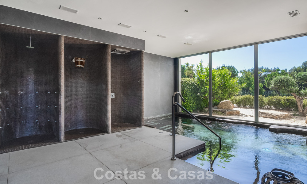 Listo para entrar a vivir, moderno apartamento en primera línea de playa en venta en Estepona, Costa del Sol 775114
