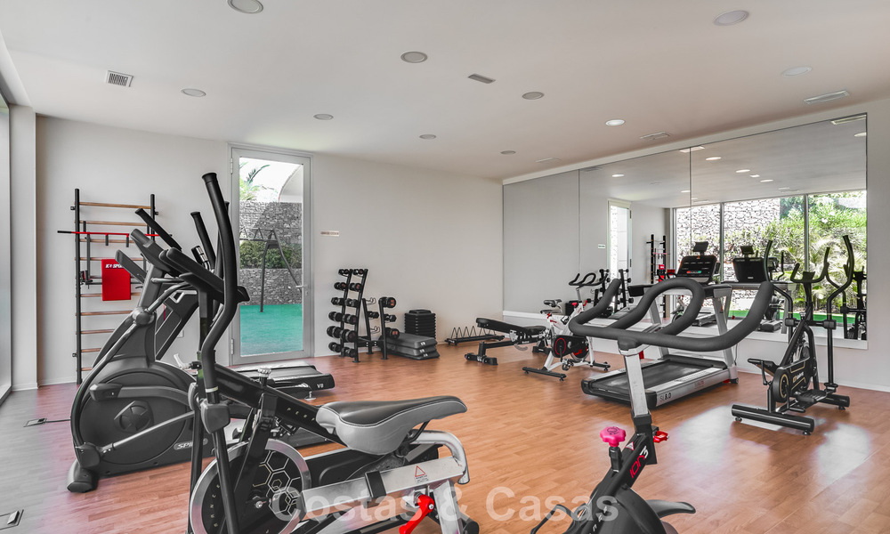Listo para entrar a vivir, moderno apartamento en primera línea de playa en venta en Estepona, Costa del Sol 775115