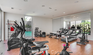 Listo para entrar a vivir, moderno apartamento en primera línea de playa en venta en Estepona, Costa del Sol 775115 