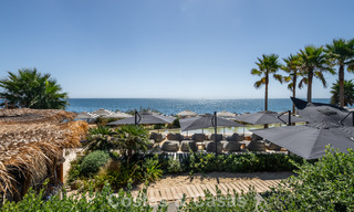 Listo para entrar a vivir, moderno apartamento en primera línea de playa en venta en Estepona, Costa del Sol 775116 