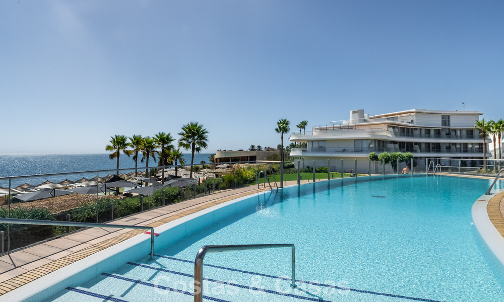 Listo para entrar a vivir, moderno apartamento en primera línea de playa en venta en Estepona, Costa del Sol 775117