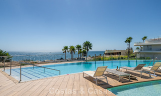 Listo para entrar a vivir, moderno apartamento en primera línea de playa en venta en Estepona, Costa del Sol 775118 