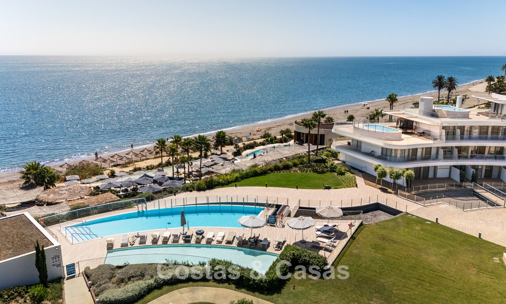 Listo para entrar a vivir, moderno apartamento en primera línea de playa en venta en Estepona, Costa del Sol 775119
