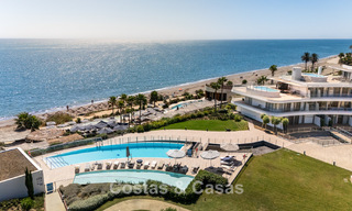 Listo para entrar a vivir, moderno apartamento en primera línea de playa en venta en Estepona, Costa del Sol 775119 