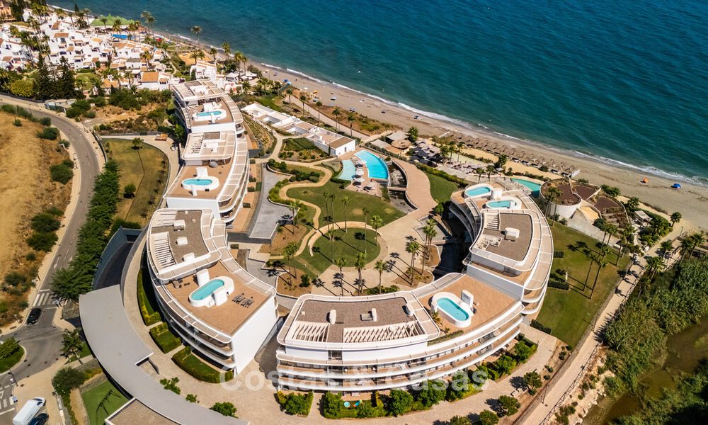 Listo para entrar a vivir, moderno apartamento en primera línea de playa en venta en Estepona, Costa del Sol 775120