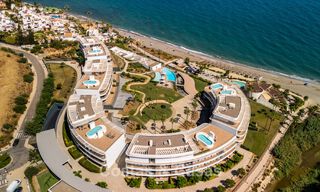 Listo para entrar a vivir, moderno apartamento en primera línea de playa en venta en Estepona, Costa del Sol 775120 