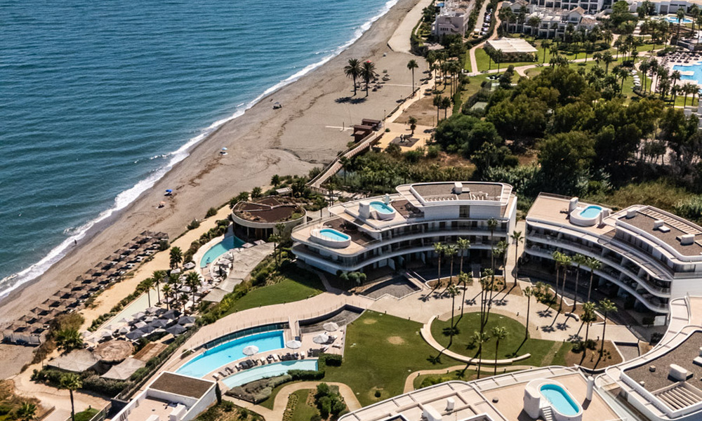 Listo para entrar a vivir, moderno apartamento en primera línea de playa en venta en Estepona, Costa del Sol 775121