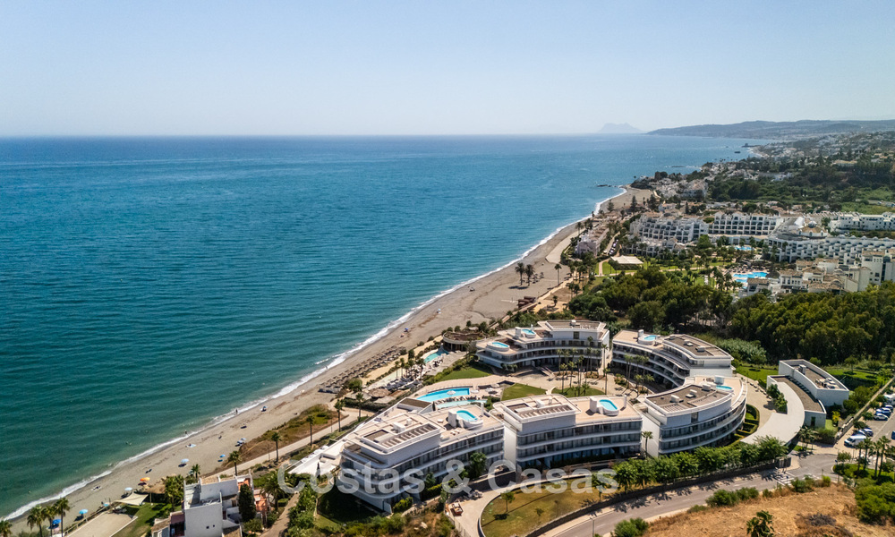 Listo para entrar a vivir, moderno apartamento en primera línea de playa en venta en Estepona, Costa del Sol 775122