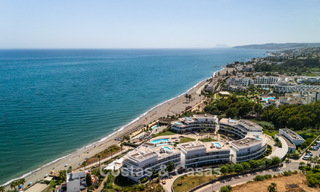 Listo para entrar a vivir, moderno apartamento en primera línea de playa en venta en Estepona, Costa del Sol 775122 