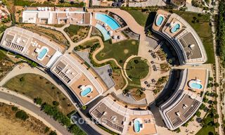 Listo para entrar a vivir, moderno apartamento en primera línea de playa en venta en Estepona, Costa del Sol 775123 