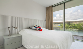 Listo para entrar a vivir, moderno apartamento en primera línea de playa en venta en Estepona, Costa del Sol 775124 