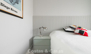 Listo para entrar a vivir, moderno apartamento en primera línea de playa en venta en Estepona, Costa del Sol 775125 