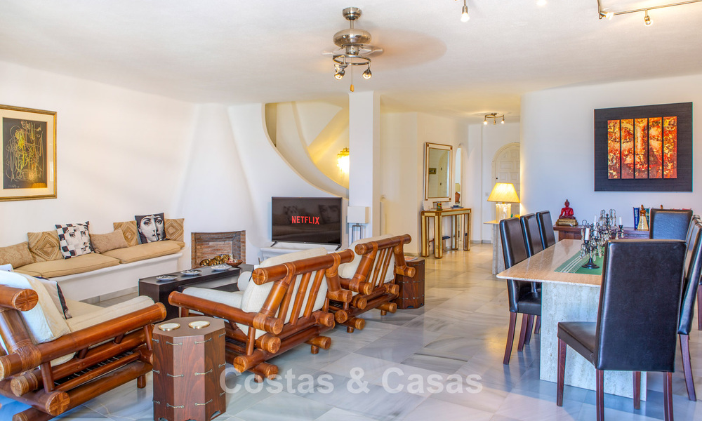 Amplia casa adosada de 4 dormitorios con preciosas vistas al mar en venta ubicada en Marbella Este 775130