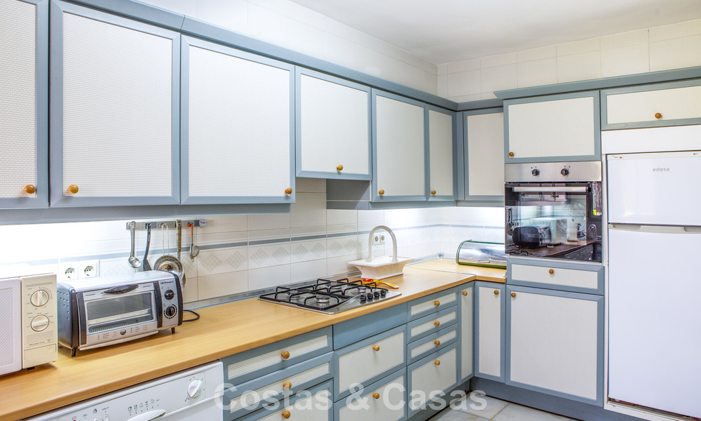 Amplia casa adosada de 4 dormitorios con preciosas vistas al mar en venta ubicada en Marbella Este 775132