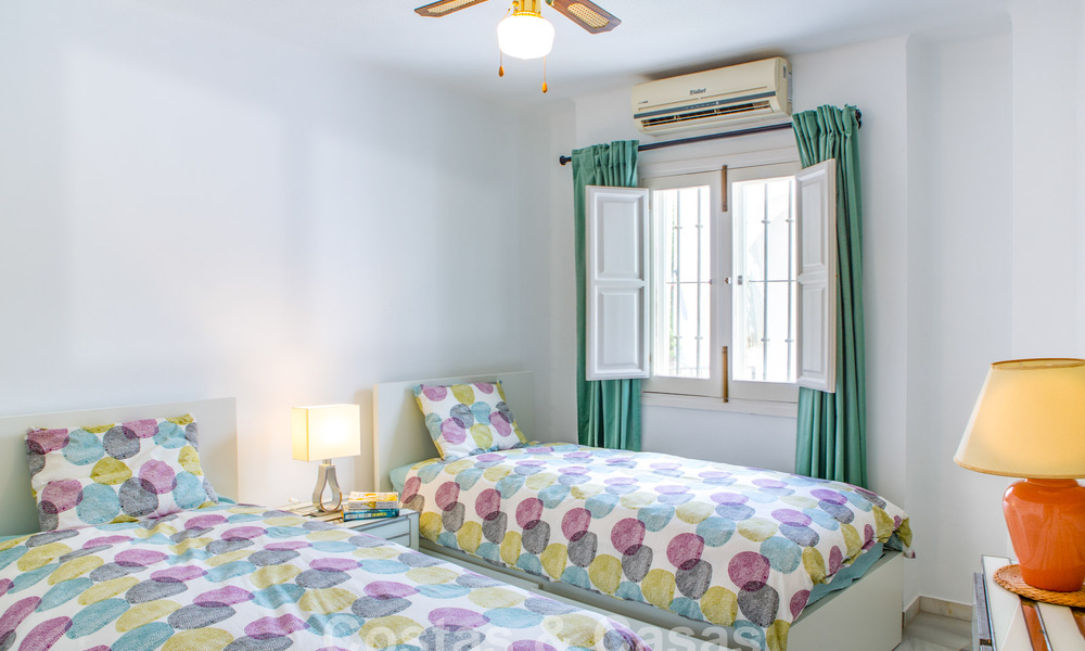 Amplia casa adosada de 4 dormitorios con preciosas vistas al mar en venta ubicada en Marbella Este 775133