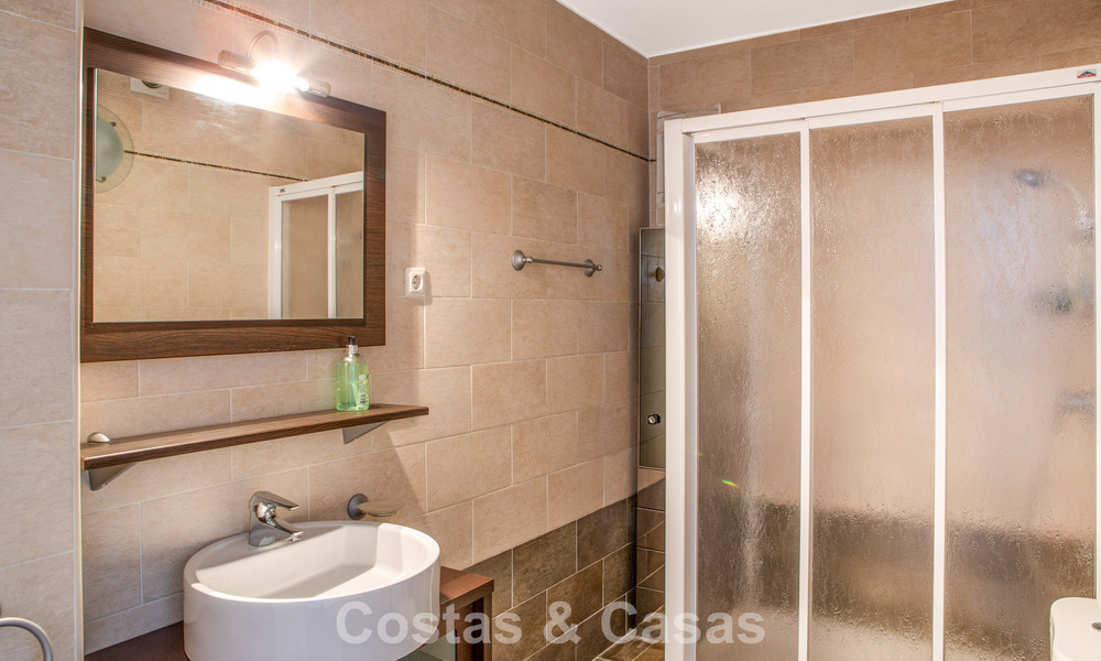 Amplia casa adosada de 4 dormitorios con preciosas vistas al mar en venta ubicada en Marbella Este 775138