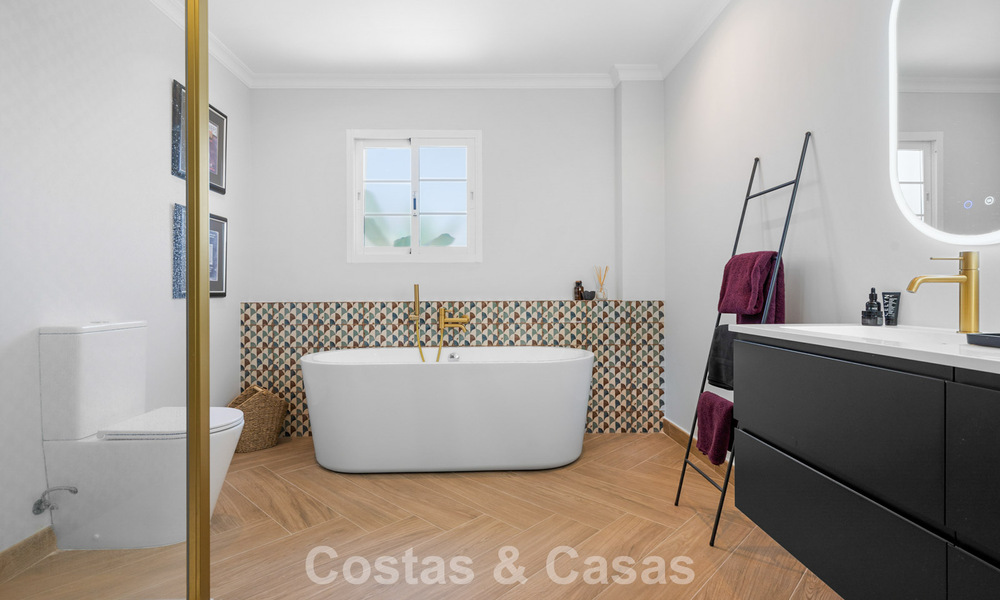 Villa de lujo lista para entrar a vivir en estilo mediterráneo en venta en una zona residencial en el valle del golf de Mijas, Costa del Sol 775152