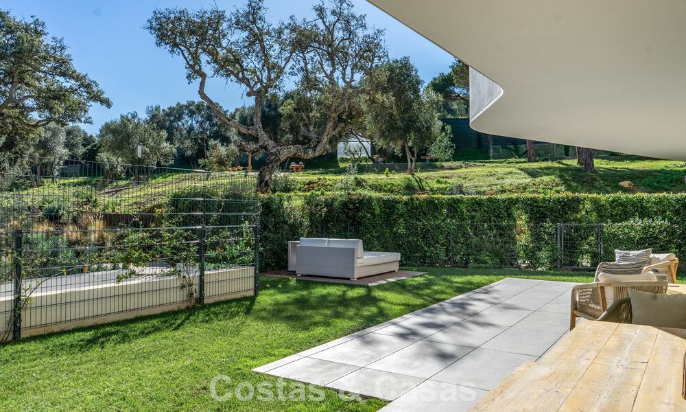 Apartamento modernista en planta baja en urbanización cerrada de Sotogrande, Costa del Sol 775333