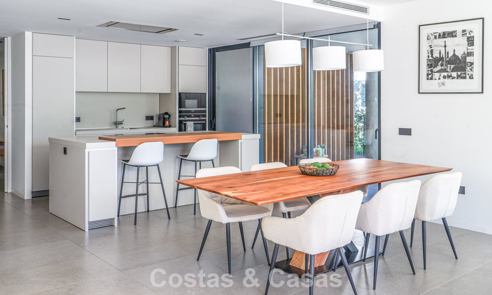 Apartamento modernista en planta baja en urbanización cerrada de Sotogrande, Costa del Sol 775334