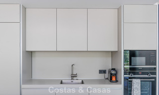 Apartamento modernista en planta baja en urbanización cerrada de Sotogrande, Costa del Sol 775338 