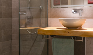 Apartamento modernista en planta baja en urbanización cerrada de Sotogrande, Costa del Sol 775340 