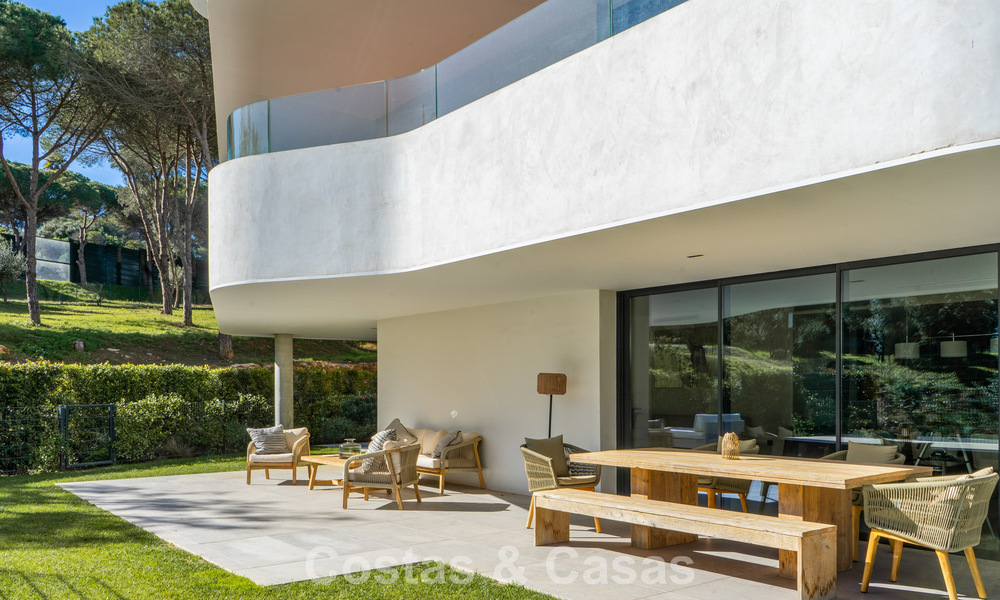 Apartamento modernista en planta baja en urbanización cerrada de Sotogrande, Costa del Sol 775352