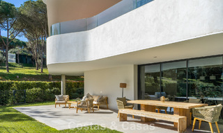 Apartamento modernista en planta baja en urbanización cerrada de Sotogrande, Costa del Sol 775352 