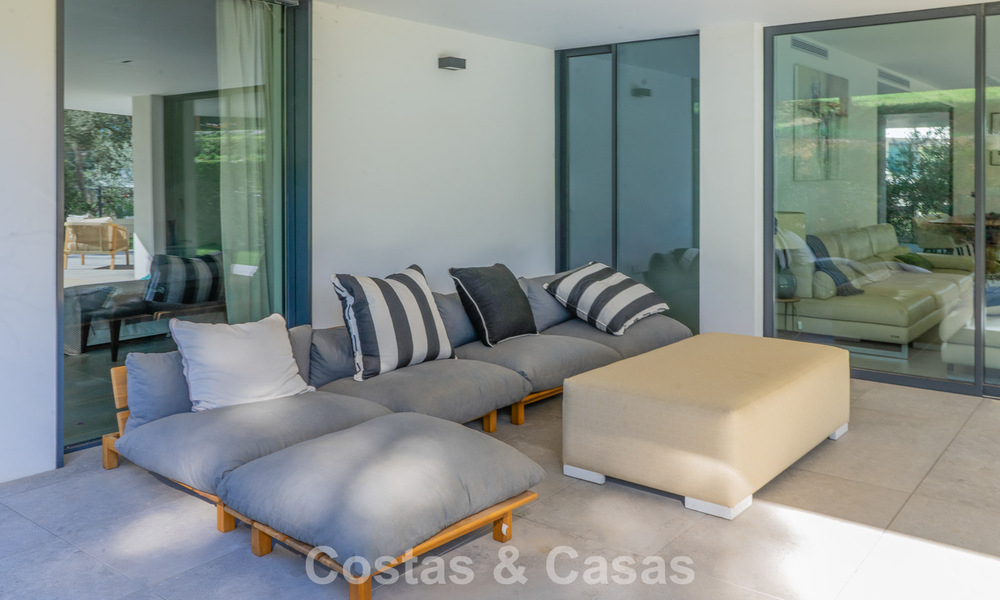 Apartamento modernista en planta baja en urbanización cerrada de Sotogrande, Costa del Sol 775355
