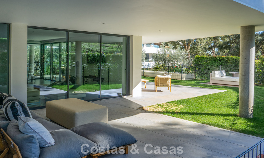 Apartamento modernista en planta baja en urbanización cerrada de Sotogrande, Costa del Sol 775356