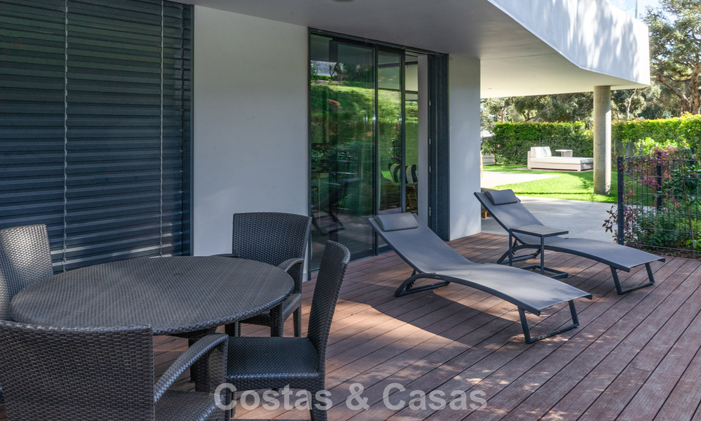 Apartamento modernista en planta baja en urbanización cerrada de Sotogrande, Costa del Sol 775357