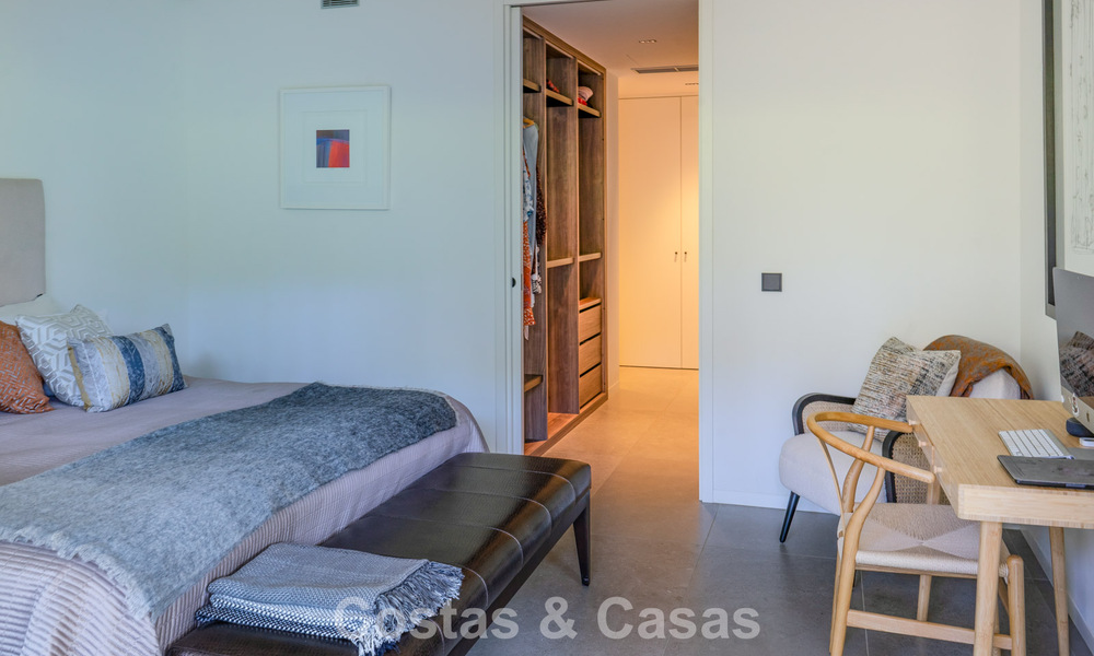 Apartamento modernista en planta baja en urbanización cerrada de Sotogrande, Costa del Sol 775358