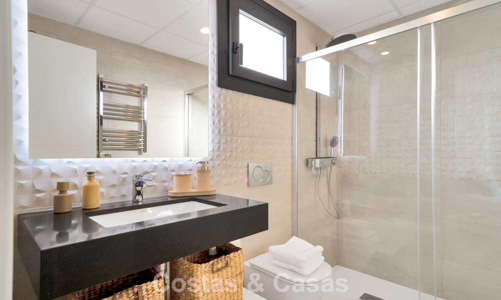 Ático de reciente construcción con amplio solárium en venta en complejo cerrado en Benahavis - Marbella 775444