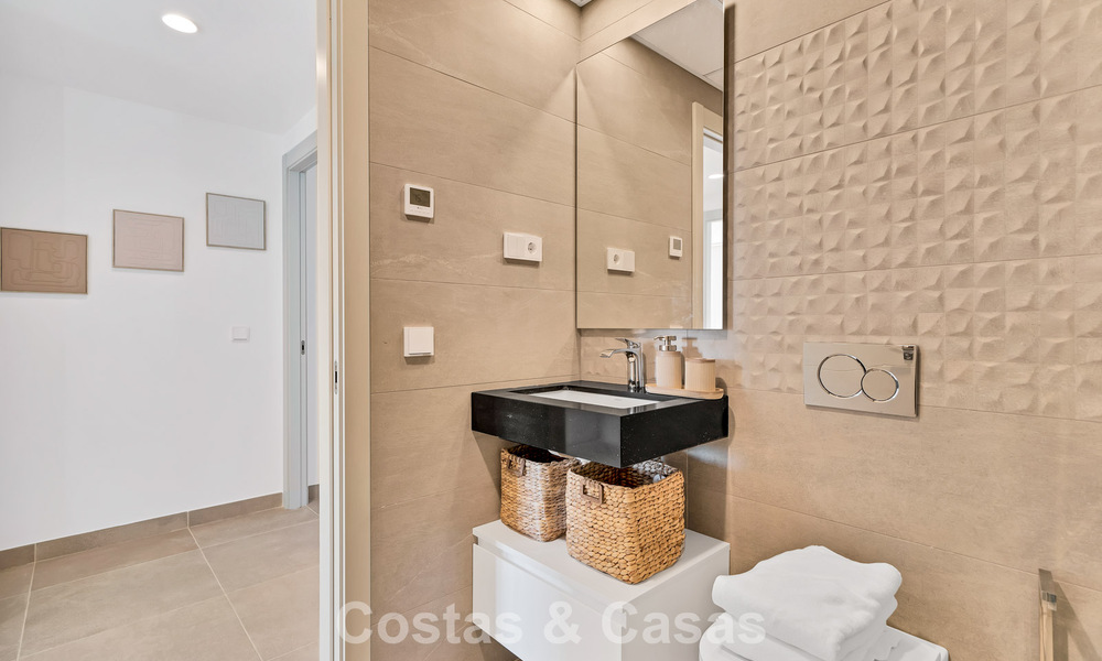 Ático de reciente construcción con amplio solárium en venta en complejo cerrado en Benahavis - Marbella 775445