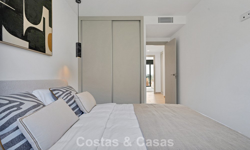 Ático de reciente construcción con amplio solárium en venta en complejo cerrado en Benahavis - Marbella 775447