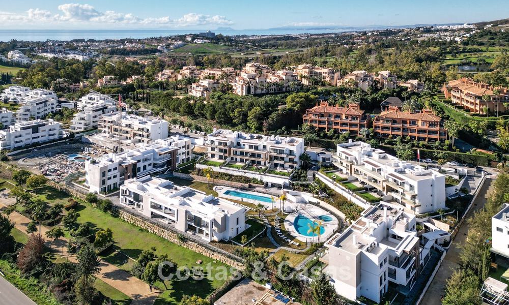 Ático de reciente construcción con amplio solárium en venta en complejo cerrado en Benahavis - Marbella 775448