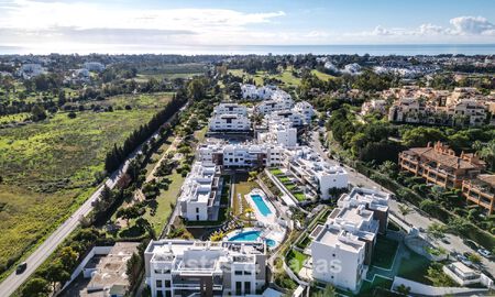 Ático de reciente construcción con amplio solárium en venta en complejo cerrado en Benahavis - Marbella 775449