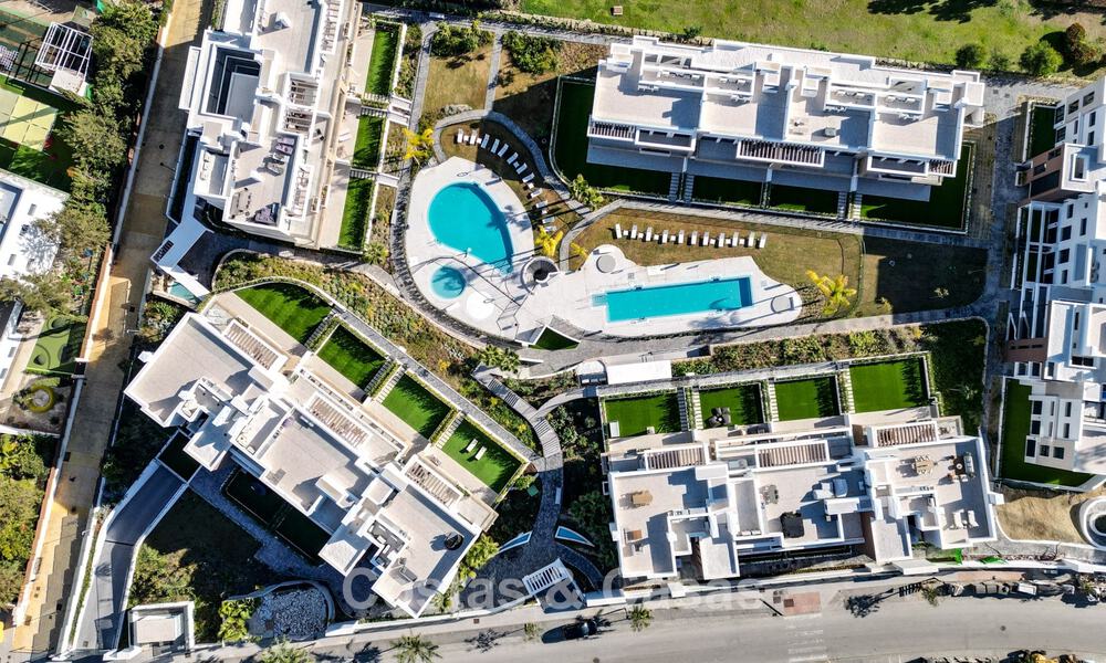 Ático de reciente construcción con amplio solárium en venta en complejo cerrado en Benahavis - Marbella 775453