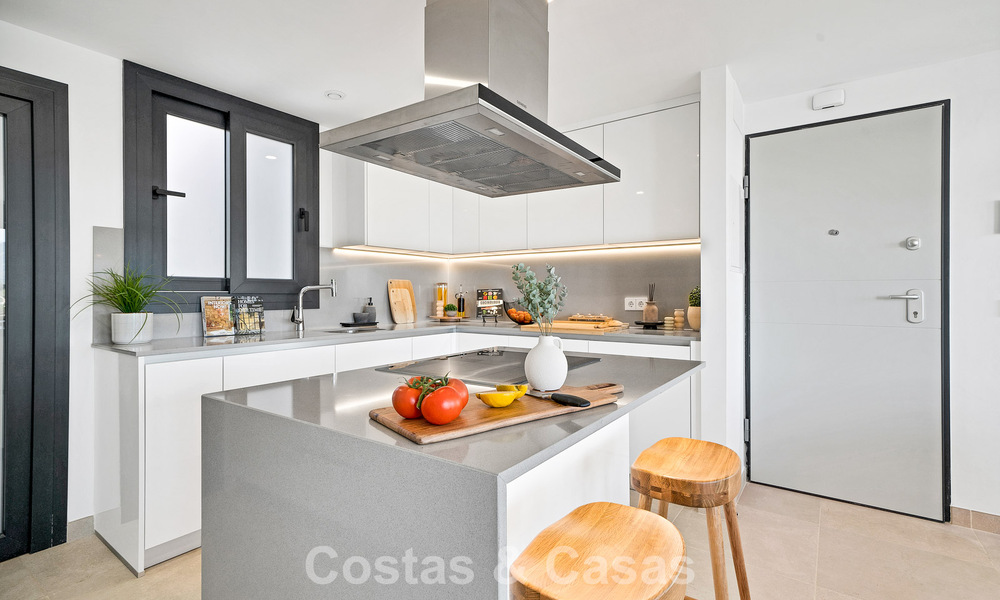 Ático de reciente construcción con amplio solárium en venta en complejo cerrado en Benahavis - Marbella 775458