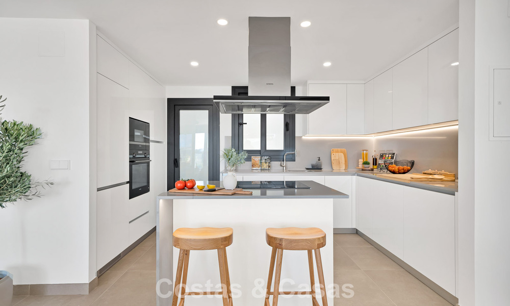 Ático de reciente construcción con amplio solárium en venta en complejo cerrado en Benahavis - Marbella 775459