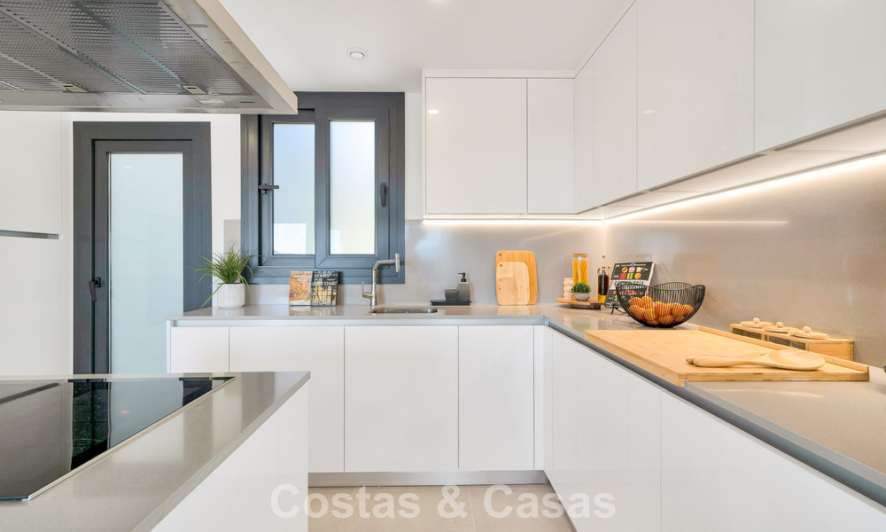 Ático de reciente construcción con amplio solárium en venta en complejo cerrado en Benahavis - Marbella 775460