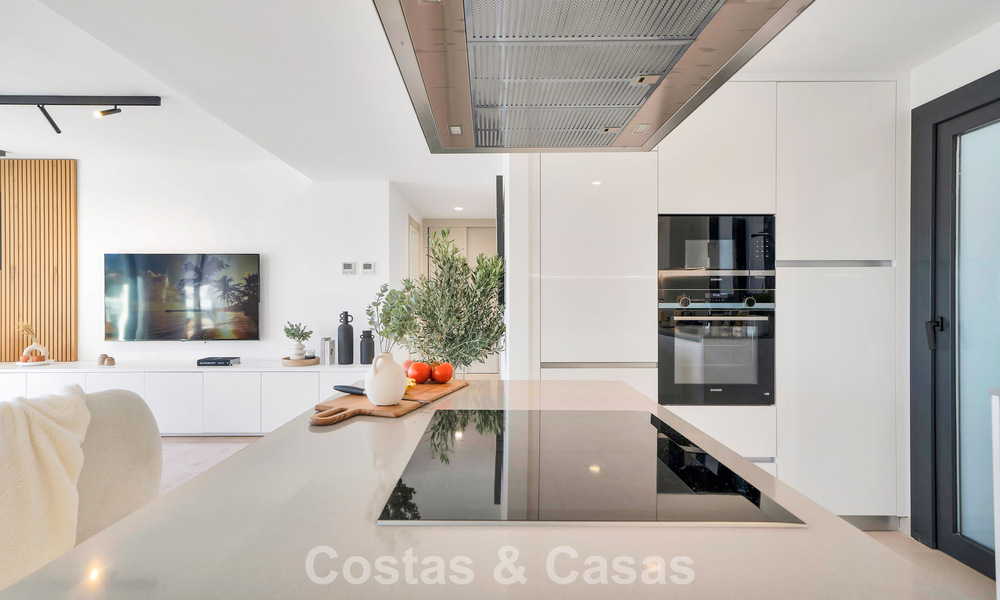 Ático de reciente construcción con amplio solárium en venta en complejo cerrado en Benahavis - Marbella 775461