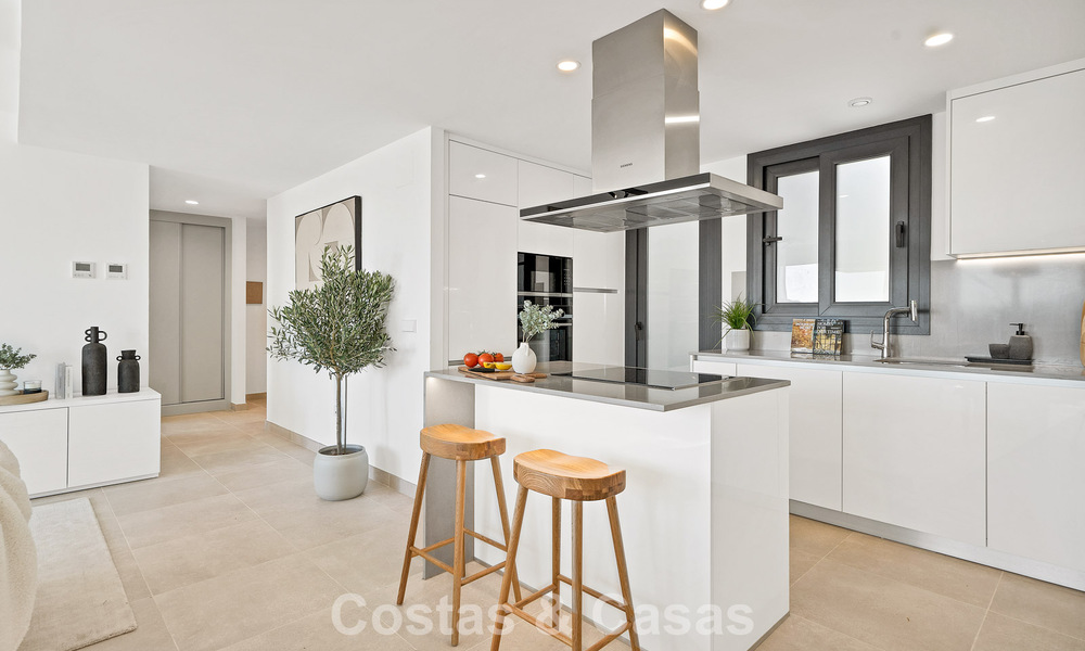 Ático de reciente construcción con amplio solárium en venta en complejo cerrado en Benahavis - Marbella 775464