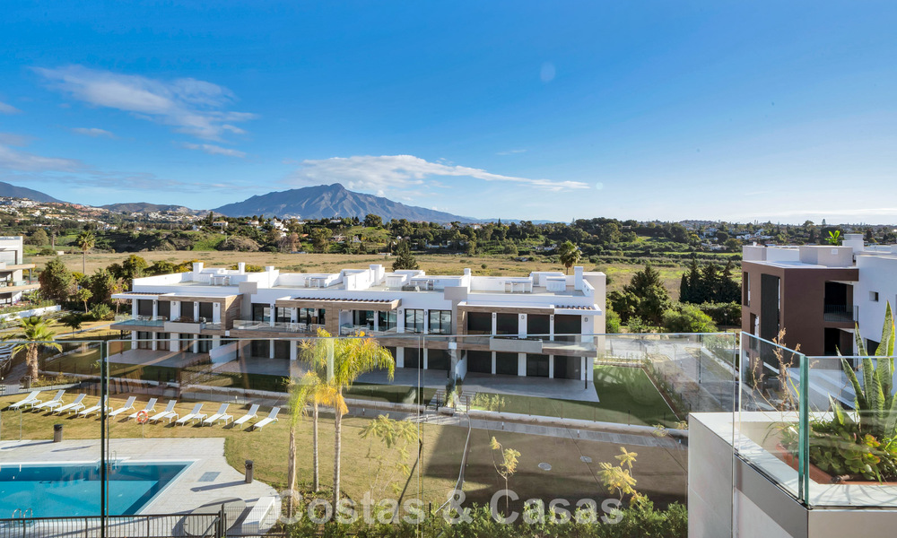 Ático de reciente construcción con amplio solárium en venta en complejo cerrado en Benahavis - Marbella 775469
