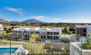 Ático de reciente construcción con amplio solárium en venta en complejo cerrado en Benahavis - Marbella 775469 
