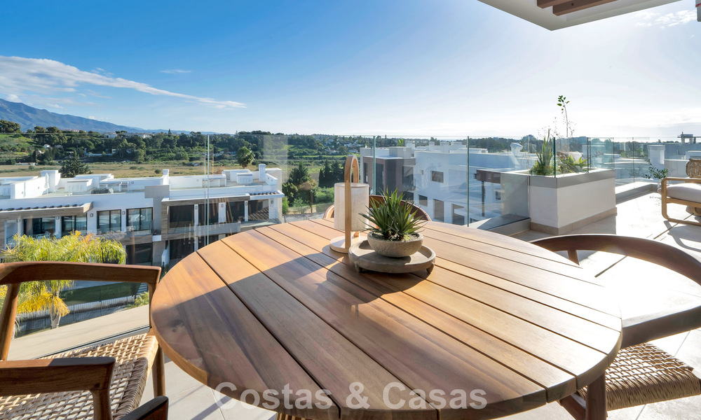 Ático de reciente construcción con amplio solárium en venta en complejo cerrado en Benahavis - Marbella 775470