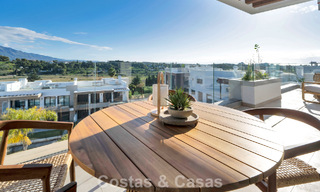 Ático de reciente construcción con amplio solárium en venta en complejo cerrado en Benahavis - Marbella 775470 