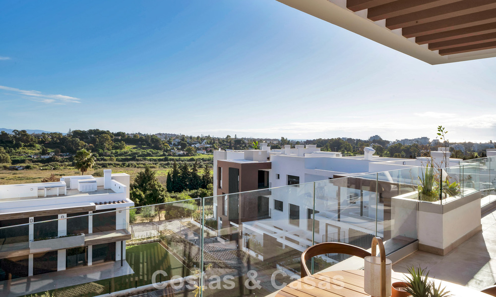 Ático de reciente construcción con amplio solárium en venta en complejo cerrado en Benahavis - Marbella 775471