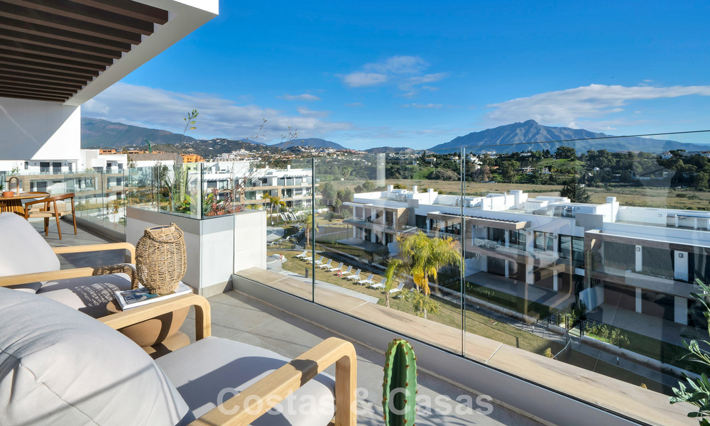 Ático de reciente construcción con amplio solárium en venta en complejo cerrado en Benahavis - Marbella 775473