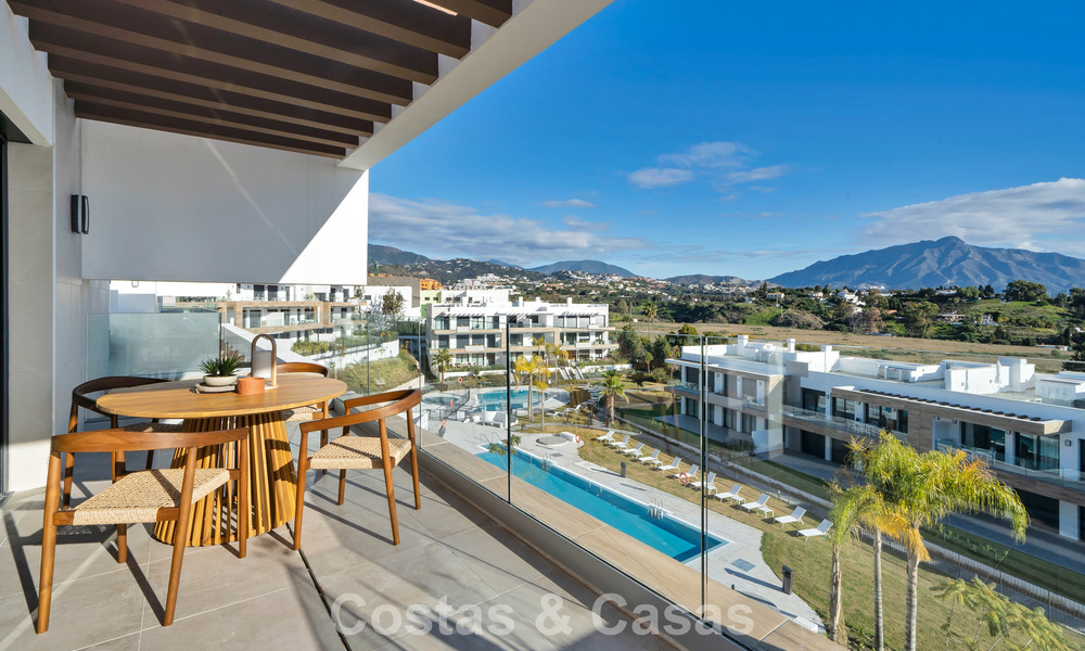 Ático de reciente construcción con amplio solárium en venta en complejo cerrado en Benahavis - Marbella 775474