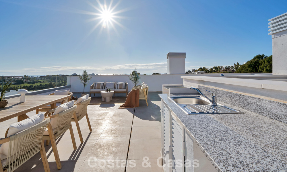 Ático de reciente construcción con amplio solárium en venta en complejo cerrado en Benahavis - Marbella 775475